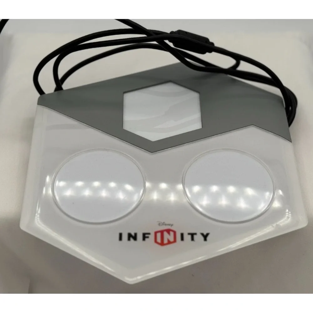 Disney Infinity - Xbox 360 - W/Manuel - Portal Base - 6 figures - 3 Power Discs